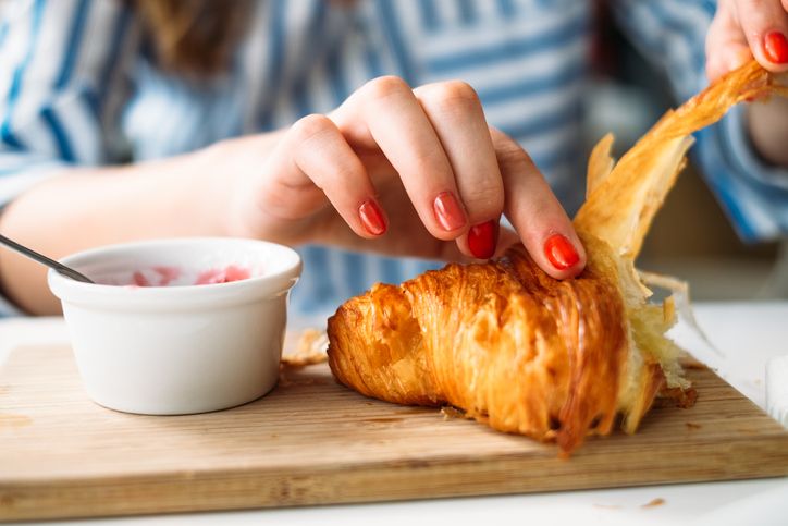 Berikut cara makan croissant yang benar dan tips memanaskannya kembali agar tidak lembek