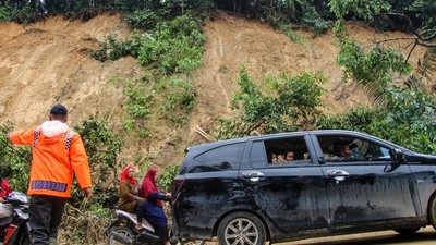Lalu Lintas Aceh-Sumut Tersendat Akibat Tertutup Longsor