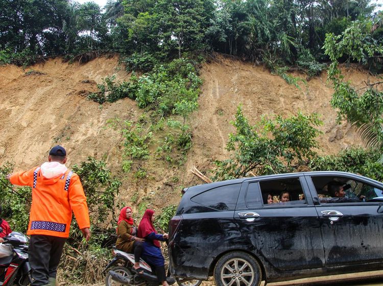 Lalu Lintas Aceh-Sumut Tersendat Akibat Tertutup Longsor