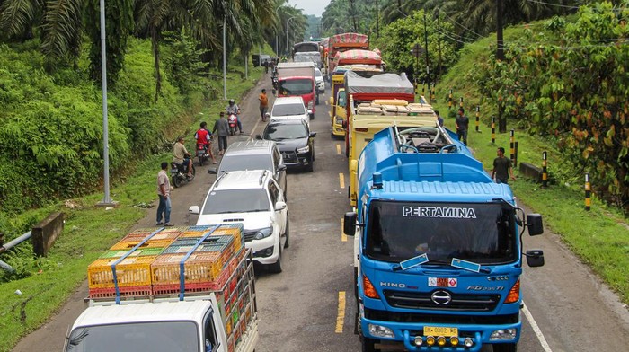 Sejumlah kendaraan terjebak macet di Jalan Lintas Aceh-Sumatera Utara yang tertimbun materaial tanah longsor di kawasan Desa Seumadam, Kecamatan Kejuruan Muda, Kabupaten Aceh Tamiang, Aceh, Sabtu (19/11/2022).  Jalan lintas Medan, Sumatera Utara-Banda Aceh tertutup material tanah longsor yang diakibatkan oleh tingginya curah hujan di daerah tersebut. ANTARA FOTO/Dede Harison/Lmo/rwa.