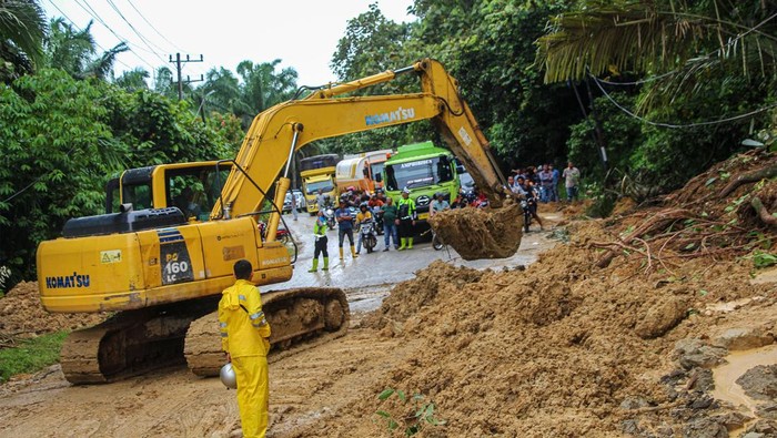 JALAN LINTAS MEDAN-ACEH TERTUTUP LONGSOR Sejumlah kendaraan terjebak macet di Jalan Lintas Aceh-Sumatera Utara yang tertimbun materaial tanah longsor di kawasan Desa Seumadam, Kecamatan Kejuruan Muda, Kabupaten Aceh Tamiang, Aceh, Sabtu (19/11/2022). Jalan lintas Medan, Sumatera Utara-Banda Aceh tertutup material tanah longsor yang diakibatkan oleh tingginya curah hujan di daerah tersebut. ANTARA FOTO/Dede Harison/Lmo/rwa.
