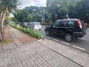 Waduh! Jalur Sepeda di Blok M Malah Jadi Lahan Parkir Mobil hingga Bajaj