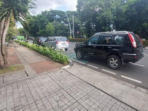 Waduh! Jalur Sepeda di Blok M Malah Jadi Lahan Parkir Mobil hingga Bajaj
