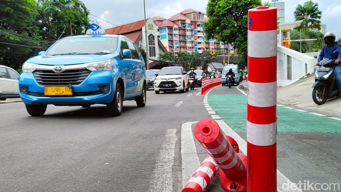 Sejumlah pengendara melintas di samping stick cone pembatas jalur sepeda yang rusak di Kawasan Jakarta Pusat, Sabtu (19/11/2022).   Pemerintah Provinsi DKI Jakarta menganggarkan Rp 7,5 miliar pada Rancangan APBD 2023 untuk evaluasi dan optimalisasi jalur sepeda, setelah melalui pembahasan dengan Komisi B DPRD DKI.