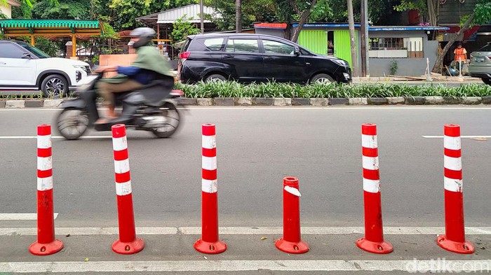 Sejumlah pengendara melintas di samping stick cone pembatas jalur sepeda yang rusak di Kawasan Jakarta Pusat, Sabtu (19/11/2022).   Pemerintah Provinsi DKI Jakarta menganggarkan Rp 7,5 miliar pada Rancangan APBD 2023 untuk evaluasi dan optimalisasi jalur sepeda, setelah melalui pembahasan dengan Komisi B DPRD DKI.