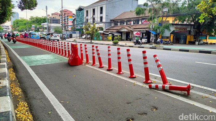 Sejumlah pengendara melintas di samping stick cone pembatas jalur sepeda yang rusak di Kawasan Jakarta Pusat, Sabtu (19/11/2022).   Pemerintah Provinsi DKI Jakarta menganggarkan Rp 7,5 miliar pada Rancangan APBD 2023 untuk evaluasi dan optimalisasi jalur sepeda, setelah melalui pembahasan dengan Komisi B DPRD DKI.