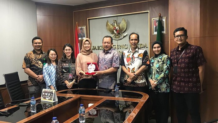 Jaksa Agung Muda Pembinaan (Jambin) Bambang Sugeng Rukmono melepas 7 pegawai Kejaksaan Agung yang menerima beasiswa dari pemerintah China. Adapun 7 pegawai Kejagung yang menerima beasiswa itu terdiri dari jaksa maupun ASN non jaksa.