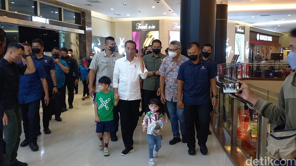 Presiden Joko Widodo (Jokowi) mengajak kedua cucunya, Jan Ethes dan La Lembah Manah jalan-jalan ke Paragon Mall Solo, Sabtu (19/11/2022) malam.