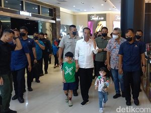 Jokowi Jalan-jalan Bareng Jan Ethes dan La Lembah di Mal Solo