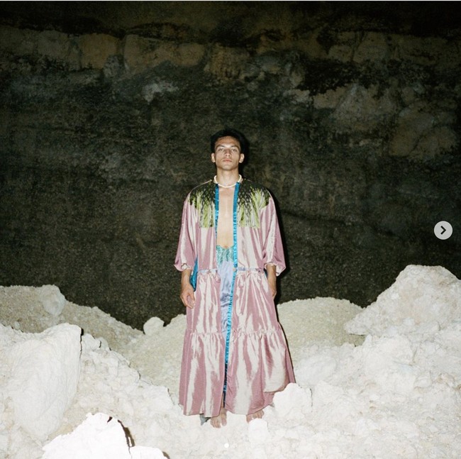 Penampilan Jefri Nichol dalam salah satu unggahan Instagram-nya juga mencuri perhatian. Dia memakai jubah panjang berwarna pink dengan rok biru di baliknya. Foto: Instagram