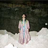 Penampilan Jefri Nichol dalam salah satu unggahan Instagram-nya juga mencuri perhatian. Dia memakai jubah panjang berwarna pink dengan rok biru di baliknya. Foto: Instagram