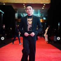 Jefri Nichol mulai mendapat julukan ‘Harry Styles Indonesia’ karena kerap bergaya mendobrak batas gender seperti mantan personel One Direction. Saat menghadiri Festival Film Indonesia 2021, dia membuat penggemar pangling dengan penampilannya memakai atasan transparan berbahan lace dan blazer hitam, lengkap dengan kalung emas bernuansa tradisional. Foto: Instagram