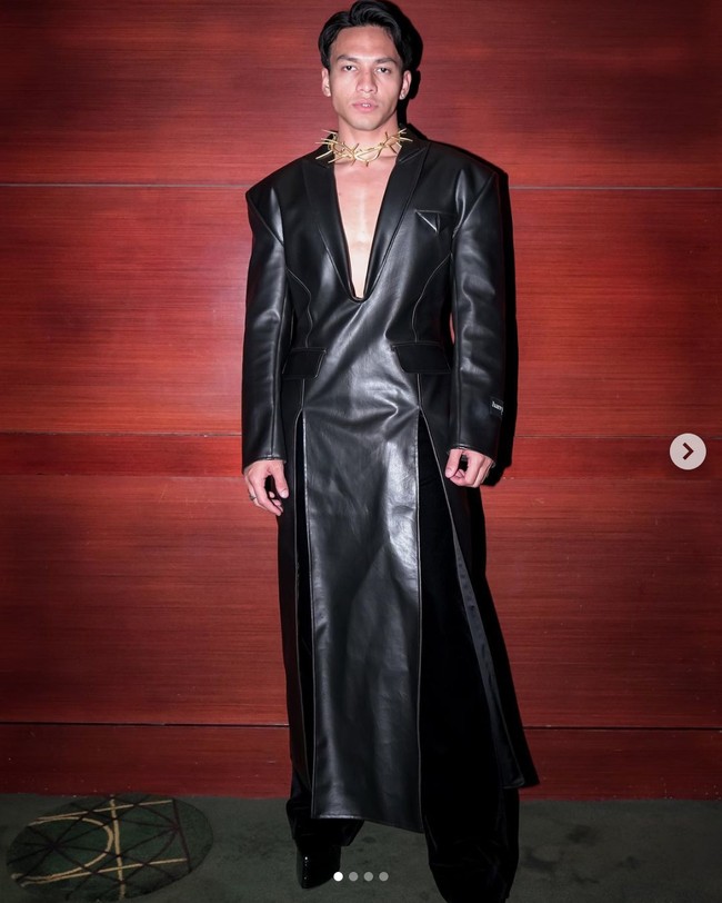 Jefri Nichol pun tampil dalam balutan gaun hitam rancangan Harry Halim saat menghadiri gala premiere film Pertaruhan. Gold neckpiece dengan aksen taring dari Mahija menjadi fashion statement-nya. Foto: Instagram