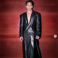 Jefri Nichol pun tampil dalam balutan gaun hitam rancangan Harry Halim saat menghadiri gala premiere film Pertaruhan. Gold neckpiece dengan aksen taring dari Mahija menjadi fashion statement-nya. Foto: Instagram