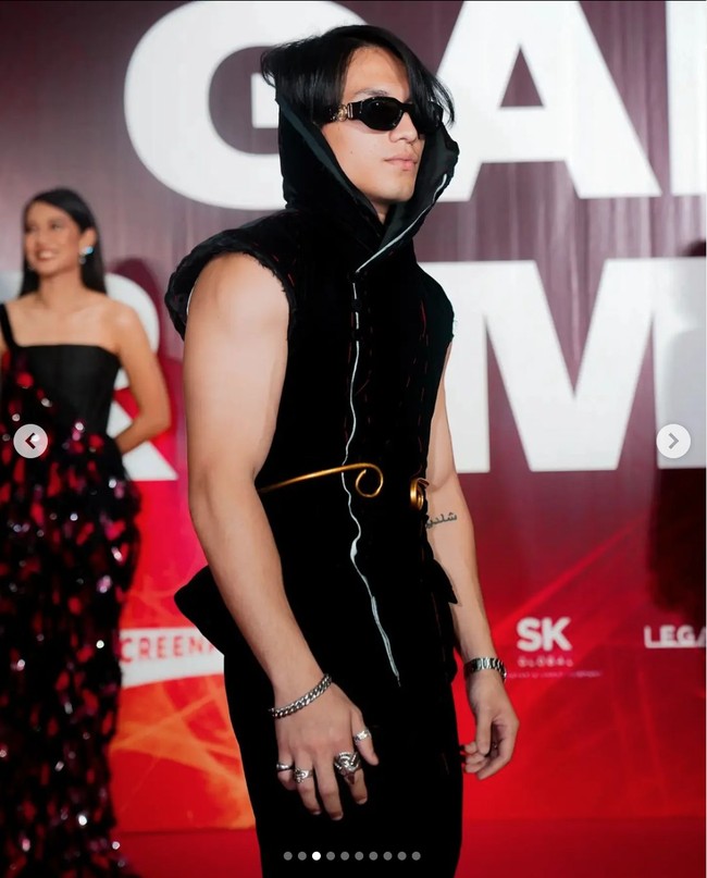 Saat tiba di red carpet, Jefri Nichol tampil nyentrik dengan busana bernuansa futuristik rancangan khusus TANGAN, yang dipadukan dengan sepasang boots hitam. Foto: Instagram