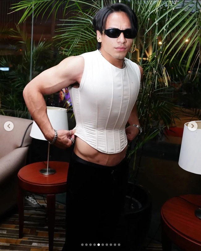 Selama gelaran gala premiere film Sri Asih, Jefri Nichol bergaya mendobrak batas gender. Seperti dalam foto ini, Jefri memakai bustier putih yang mempertegas ototnya. Dengan aksesoris tambahan seperti anting-anting warna emas dan kacamata serasi. Foto: Instagram