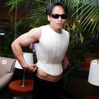 Selama gelaran gala premiere film Sri Asih, Jefri Nichol bergaya mendobrak batas gender. Seperti dalam foto ini, Jefri memakai bustier putih yang mempertegas ototnya. Dengan aksesoris tambahan seperti anting-anting warna emas dan kacamata serasi. Foto: Instagram