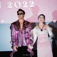 “channeling my inner elton john,” tulis Jefri Nichol saat menirukan gaya Elton John di gala premiere film My Sassy Girl. Sang aktor memakai blazer bling bling warna pink dengan aksen ruffle tanpa dalaman. Foto: Instagram