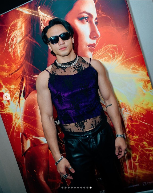 Jefri Nichol baru-baru ini menghadiri konferensi pers film Sri Asih memakai tanktop ungu berbalut tanktop renda transparan. Penampilannya dilengkapi sejumlah aksesoris perak dan kacamata hitam. Dia mengaku terinspirasi dengan gaya gitaris band Red Hot Chili Peppers. Foto: Instagram