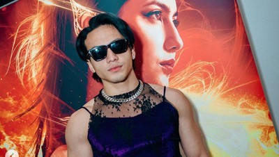8 Foto Jefri Nichol Bergaya Mendobrak Batas Gender, Pakai Tanktop Hingga Rok