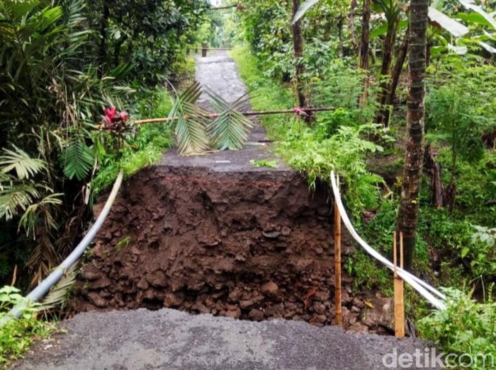 Jembatan di Banyuwangi ambrol