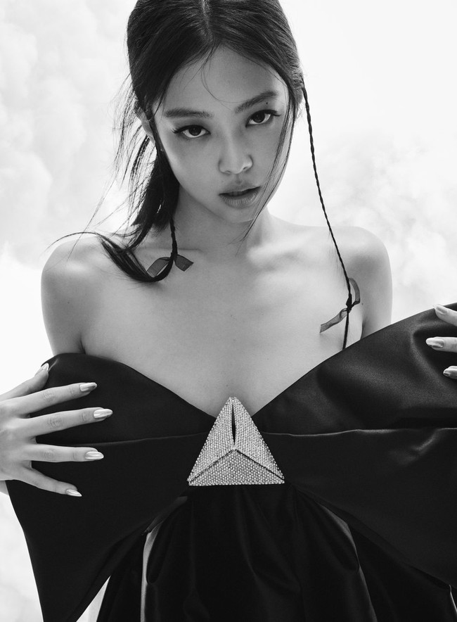 Pemotretan yang mengusung tema black and white itu juga menampilkan Jennie memakai sleeveless dress dengan beraksen pita seharga $2,195 (Rp 34 jutaan) dari brand yang berbasis di New York, AREA. Foto: dok. Elle USA