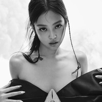 Pemotretan yang mengusung tema black and white itu juga menampilkan Jennie memakai sleeveless dress dengan beraksen pita seharga $2,195 (Rp 34 jutaan) dari brand yang berbasis di New York, AREA. Foto: dok. Elle USA
