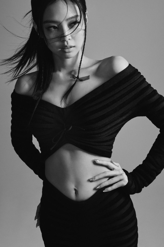 Di tengah kesibukan menjalani tur dunia, Jennie mampu mempertahankan proporsi tubuh yang ideal. Dalam foto ini, Jennie memakai satu set atasan dan rok keluaran Alaïa, masing-masing seharga $2,300 (Rp 35 jutaan) dan $2,730 (Rp 42 jutaan). Foto: dok. Elle USA