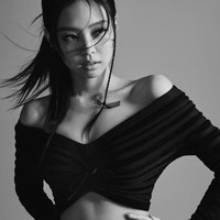 Di tengah kesibukan menjalani tur dunia, Jennie mampu mempertahankan proporsi tubuh yang ideal. Dalam foto ini, Jennie memakai satu set atasan dan rok keluaran Alaïa, masing-masing seharga $2,300 (Rp 35 jutaan) dan $2,730 (Rp 42 jutaan). Foto: dok. Elle USA