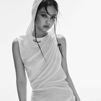 Masih dengan tren rambut Y2K. Kepalanya ditutupi dengan tudung dari dress putih Bevza seharga $395 (Rp 6,1 jutaan). Foto: dok. Elle USA