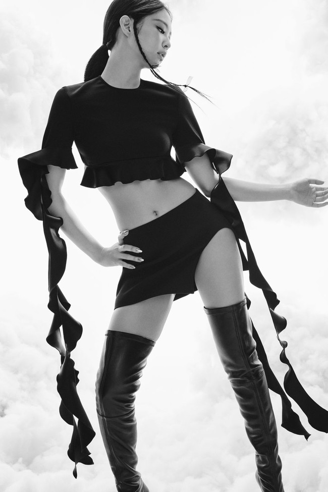 Gayanya tak kalah edgy saat memakai Ruffled Crop Top dan Cutout Mini Skirt dari David Koma, lengkap dengan knee boots D’Accori seharga $2,300 (Rp 35 jutaan). Foto: dok. Elle USA