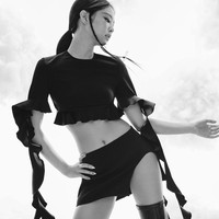 Gayanya tak kalah edgy saat memakai Ruffled Crop Top dan Cutout Mini Skirt dari David Koma, lengkap dengan knee boots D’Accori seharga $2,300 (Rp 35 jutaan). Foto: dok. Elle USA