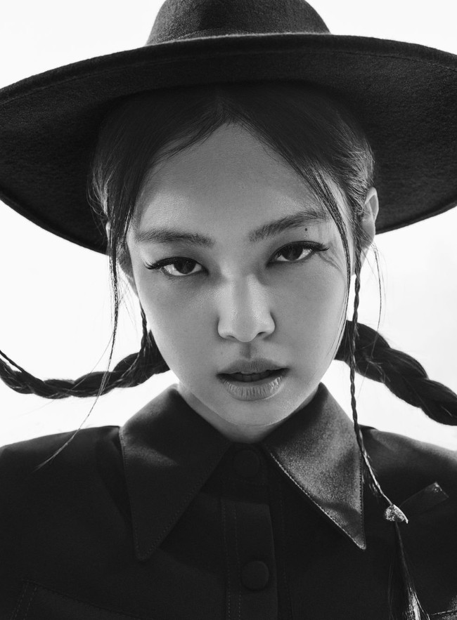 Tampil bak cowgirl, Jennie BLACKPINK memakai topi fedora koleksi Hood seharga $330 (Rp 5,1 jutaan) dengan kemeja kulit senada dari N21 by Alessandro Dell’Acqua. Foto: dok. Elle USA