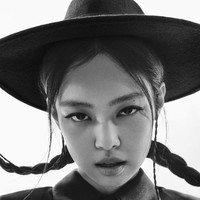 Tampil bak cowgirl, Jennie BLACKPINK memakai topi fedora koleksi Hood seharga $330 (Rp 5,1 jutaan) dengan kemeja kulit senada dari N21 by Alessandro Dell’Acqua. Foto: dok. Elle USA