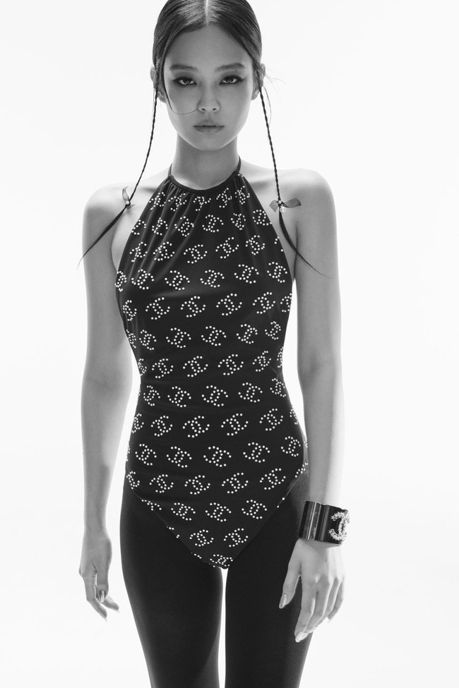 Dalam pemotretannya bersama Elle Korea, Jennie BLACKPINK juga memakai swimsuit seharga $4,050 (Rp 63 jutaan) yang dipenuhi motif logo Chanel dan stocking hitam. Cuff bracelet seharga $1,850 (Rp 28 jutaan) menjadi fashion statement-nya. Foto: dok. Elle USA