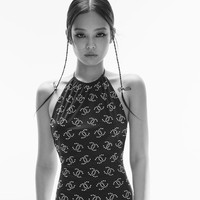 Dalam pemotretannya bersama Elle Korea, Jennie BLACKPINK juga memakai swimsuit seharga $4,050 (Rp 63 jutaan) yang dipenuhi motif logo Chanel dan stocking hitam. Cuff bracelet seharga $1,850 (Rp 28 jutaan) menjadi fashion statement-nya. Foto: dok. Elle USA