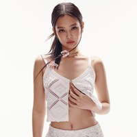 Jennie BLACKPINK menghiasi sampul majalah Elle USA edisi Desember. Rapper grup BLACKPINK itu tampil seksi memakai atasan keluaran Chanel seharga $2,500 (Rp 39 jutaan) yang mengekspos otot perutnya. Foto: dok. Elle USA