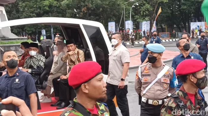 Jokowi tiba di lokasi Muktamar Muhammadiyah Solo pakai mobil listrik, Sabtu (19/11/2022)