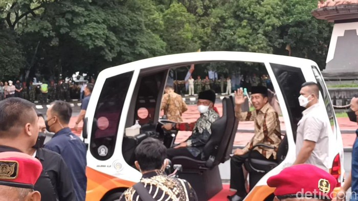 Jokowi tiba di lokasi Muktamar Muhammadiyah Solo pakai mobil listrik Jokowi tiba di lokasi Muktamar Muhammadiyah Solo pakai mobil listrik, Sabtu (19/11/2022)
