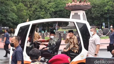 Potret Jokowi Tiba di Lokasi Muktamar Muhammadiyah Naik Mobil Listrik