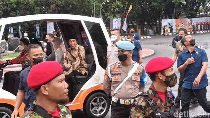 Jokowi tiba di lokasi Muktamar Muhammadiyah Solo pakai mobil listrik, Sabtu (19/11/2022)