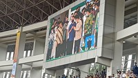 Muktamirin yang tidak bisa melihat lebih dekat dengan Presiden Jokowi memantau dari layar besar yang disediakan panitia. (Foto: Jokowi tiba di Stadion Manahan Solo (Erwin Dariyanto/detikcom)