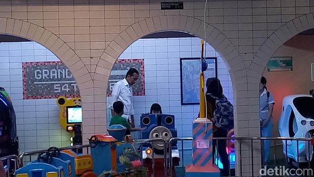 Presiden Jokowi saat momong cucu di Paragon Mall Solo, Sabtu (19/11/2022).