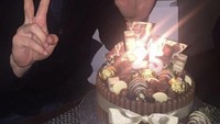 Ini adalah momen Jordi Amat saat merayakan hari ulang tahun. Ia mendapat kejutan berupa kue cokelat. Foto: Instagram @jordiamat5