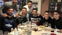 Ada juga momen makan bersama dengan teman-teman dekatnya. Mereka makan bersama di sebuah restoran.  Foto: Instagram @jordiamat5