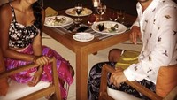Jordi Amat juga sering memarkan momen romantis bersama sang Istri Melissa Cardona. Seperti momen makan malam berdua ini. Foto: Instagram @jordiamat5
