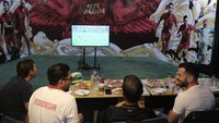 Saat menonton pertanding bersama, Jordi Amat pun tampak serius. Sambil nonton ia menikmati pizza sebagai camilan. Foto: Instagram @jordiamat5
