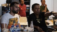 Momen tersebut kemudian dirayakan dengan makan nasi goreng. Bahkan Jordi mengatakan bahwa rasa nasi goreng enak. Foto: Instagram @jordiamat5