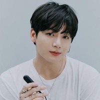 Di posisi pertama, ada Jungkook BTS yang dinobatkan sebagai pria tertampan di dunia setelah memenangkan survey yang dilakukan KingChoice. Vokalis utama grup BTS itu belum lama tampil di acara pembukaan Piala Dunia 2022 di Qatar. Foto: Instagram