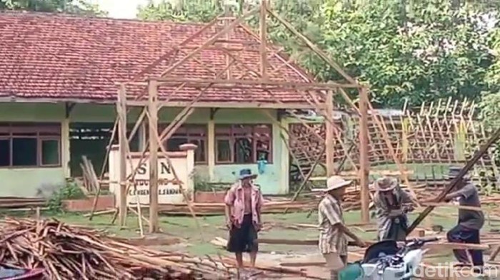Kandang ayam di SDN 2 Madulang di Sampang